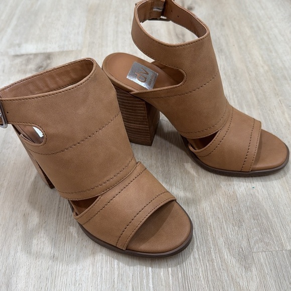 DV leather stack brown buckle heels - Picture 2 of 7